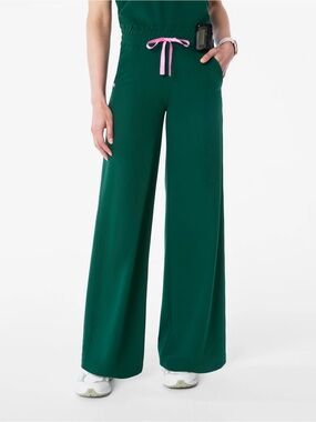 NWT Medium Figs SET Forest Green Scrub Limited Edition